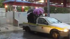 Κακοκαιρία Adel: Μετέφεραν σε καρότσα αγροτικού κόσμο που δεν μπορούσε να διασχίσει τον δρόμο στον ΗΣΑΠ Μοσχάτου