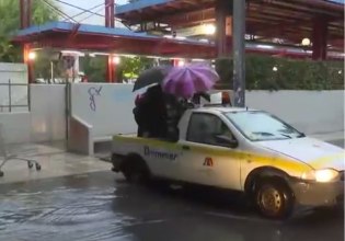 Κακοκαιρία Adel: Μετέφεραν σε καρότσα αγροτικού κόσμο που δεν μπορούσε να διασχίσει τον δρόμο στον ΗΣΑΠ Μοσχάτου