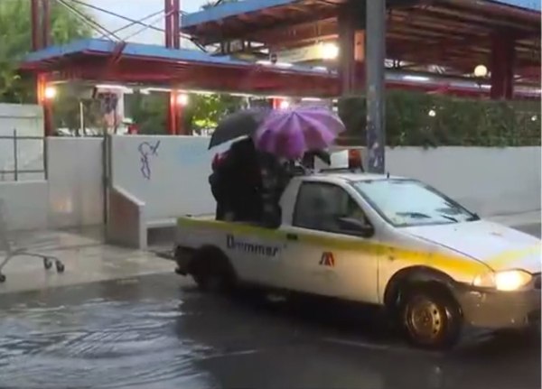 Κακοκαιρία Adel: Μετέφεραν σε καρότσα αγροτικού κόσμο που δεν μπορούσε να διασχίσει τον δρόμο στον ΗΣΑΠ Μοσχάτου