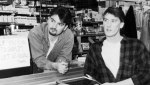 Clerks – Η κωμωδία που όρισε τα 90s και η πραγματική ιστορία πίσω από το «παντοπωλείο/βιντεοκλάμπ της γειτονιάς»