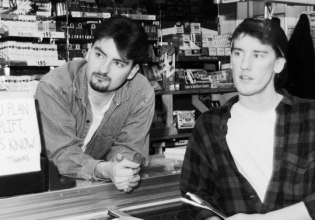 Clerks – Η κωμωδία που όρισε τα 90s και η πραγματική ιστορία πίσω από το «παντοπωλείο/βιντεοκλάμπ της γειτονιάς»