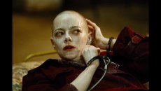 Η Έμα Στόουν αποκαλύπτει τον όρο που έθεσε για να ξυρίσει το κεφάλι της στην ταινία «Bugonia» του Λάνθιμου