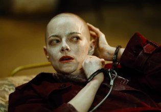 Η Έμα Στόουν αποκαλύπτει τον όρο που έθεσε για να ξυρίσει το κεφάλι της στην ταινία «Bugonia» του Λάνθιμου