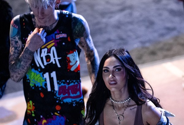 Μέγκαν Φοξ και MGK ξανά μαζί; – Η οικογενειακή βόλτα, οι φήμες και η «ταμπέλα» που λείπει