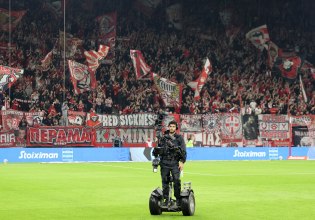 Εντυπωσιακή ατμόσφαιρα στο Καραϊσκάκη από τους οπαδούς του Ολυμπιακού