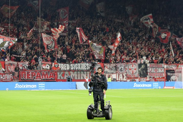 Εντυπωσιακή ατμόσφαιρα στο Καραϊσκάκη από τους οπαδούς του Ολυμπιακού