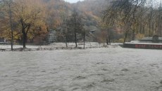 Καστοριά: Υπερχείλισε ο Αλιάκμονας στο Νεστόριο, καταστροφές στο River Party και στο χωριό Γράμμος