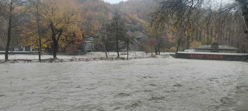 Καστοριά: Υπερχείλισε ο Αλιάκμονας στο Νεστόριο, καταστροφές στο River Party και στο χωριό Γράμμος