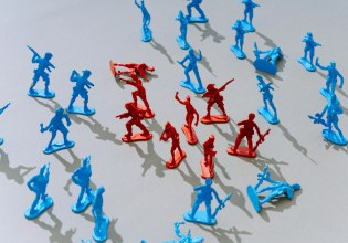 Η ευρωπαϊκή «πολεμική οικονομία» απαιτεί έναν εχθρό και βρήκε τη Ρωσία, για το Μαξίμου και το Προεδρικό ο λαός πρέπει να φοβηθεί την ακυβερνησία