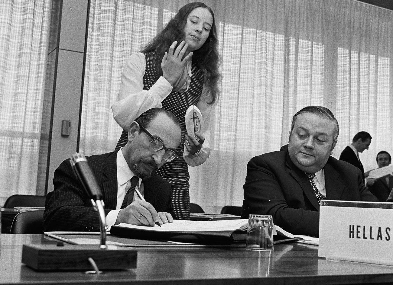 Ο επικεφαλής της Μόνιμης Αντιπροσωπείας στην ΕΟΚ, Βύρων ΘεοδωρόπουλοςΥπογραφή της συμφωνίας από τον Βύρωνα Θεοδωρόπουλο, επικεφαλής της αποστολής της Ελλάδας στις Ευρωπαϊκές Κοινότητες.