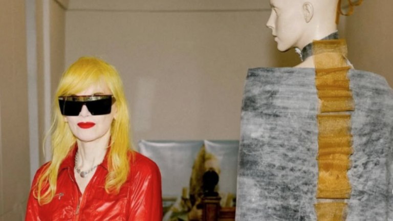 Έφυγε από τη ζωή η θρυλική σχεδιάστρια μόδας Pam Hogg – «Ακολουθώ τη δική μου κρίση, όχι εντολές»