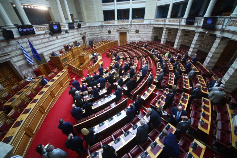 Σε εξέλιξη η συζήτηση στη Βουλή για τους αγρότες και την ευλογιά των αιγοπροβάτων - Στο βήμα ο Χαρίτσης