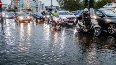 Κακοκαιρία Adel στην Αττική: Ποτάμια οι δρόμοι, ξεριζώθηκαν δέντρα – Πώς θα εξελιχθεί το φαινόμενο