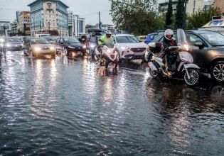 Κακοκαιρία Adel στην Αττική: Ποτάμια οι δρόμοι, ξεριζώθηκαν δέντρα – Πώς θα εξελιχθεί το φαινόμενο