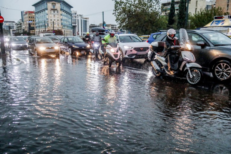 Κακοκαιρία Adel στην Αττική: Ποτάμια οι δρόμοι, ξεριζώθηκαν δέντρα – Πώς θα εξελιχθεί το φαινόμενο