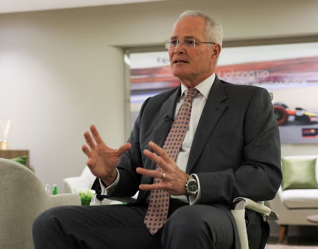 Ο διευθύνων σύμβουλος της Exxon Mobil, Ντάρεν Γουντς, στο περιθώριο της συνόδου ADIPEC στο Άμπου Ντάμπι (Reuters)