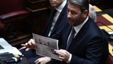 ΟΠΕΚΕΠΕ: Συγγενής του «Φραπέ» απειλεί τον Ανδρουλάκη – Ενόχλησε η φωτογραφία της κουμπαριάς με την οικογένεια Μητσοτάκη