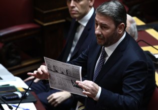 ΟΠΕΚΕΠΕ: Συγγενής του «Φραπέ» απειλεί τον Ανδρουλάκη – Ενόχλησε η φωτογραφία της κουμπαριάς με την οικογένεια Μητσοτάκη