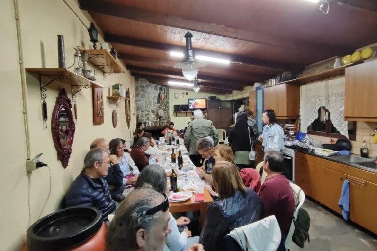 Τα Ρακοκάζανα της Κρήτης συνεχίζουν να ενώνουν γενιές – Μεράκι, μαντινάδες και αγάπη