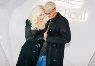 «Δεν ζουν τη ζωή μου» – Η 79χρονη Σερ απαντάει στους επικριτές της για τον 39χρονο σύντροφό της