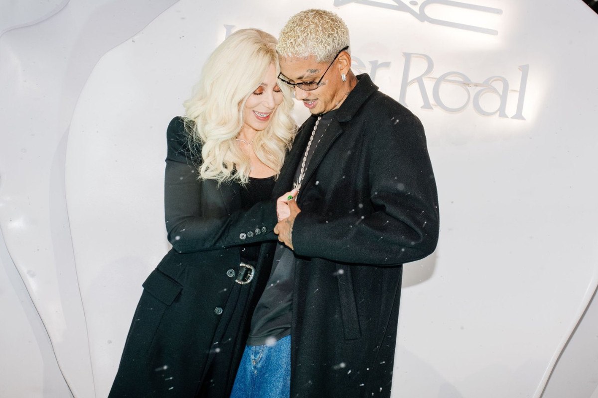 «Δεν ζουν τη ζωή μου» – Η 79χρονη Σερ απαντάει στους επικριτές της για τον 39χρονο σύντροφό της 