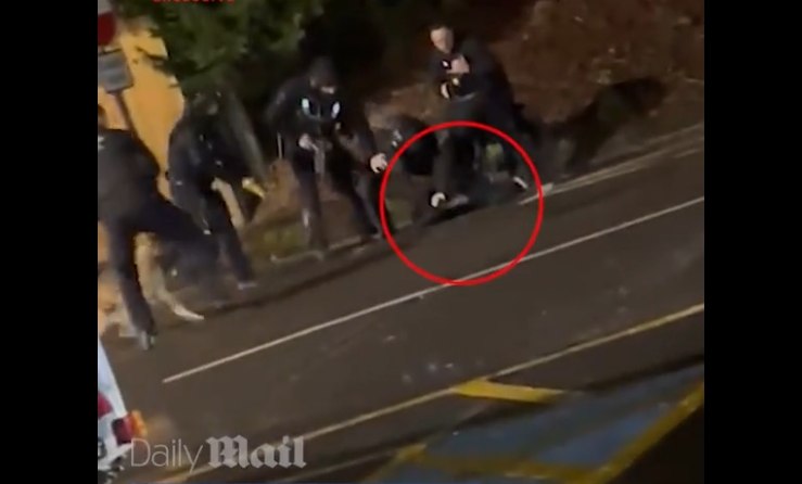 Επίθεση μέσα σε τρένο στη Βρετανία: Η στιγμή που αστυνομικοί ακινητοποιούν με taser έναν από τους υπόπτους [βίντεο]