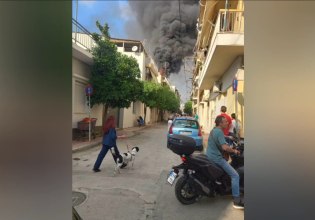 Φωτιά με εκρήξεις σε ταράτσα στους Άγιους Αναργύρους [βίντεο]