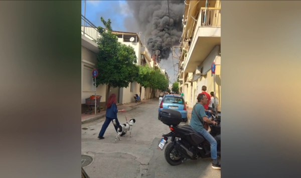 Φωτιά με εκρήξεις σε ταράτσα στους Άγιους Αναργύρους [βίντεο]