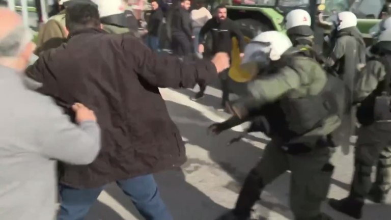 Αγρότες: Νέο βίντεο ωμής αστυνομικής βίας – ΜΑΤατζής χτυπά με μένος με γκλοπ απροστάτευτο αγρότη που διαμαρτύρεται