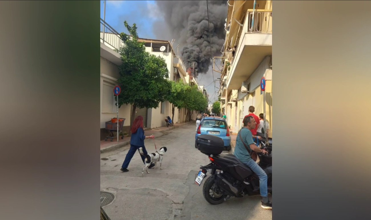 Φωτιά με εκρήξεις σε ταράτσα στους Άγιους Αναργύρους [βίντεο]