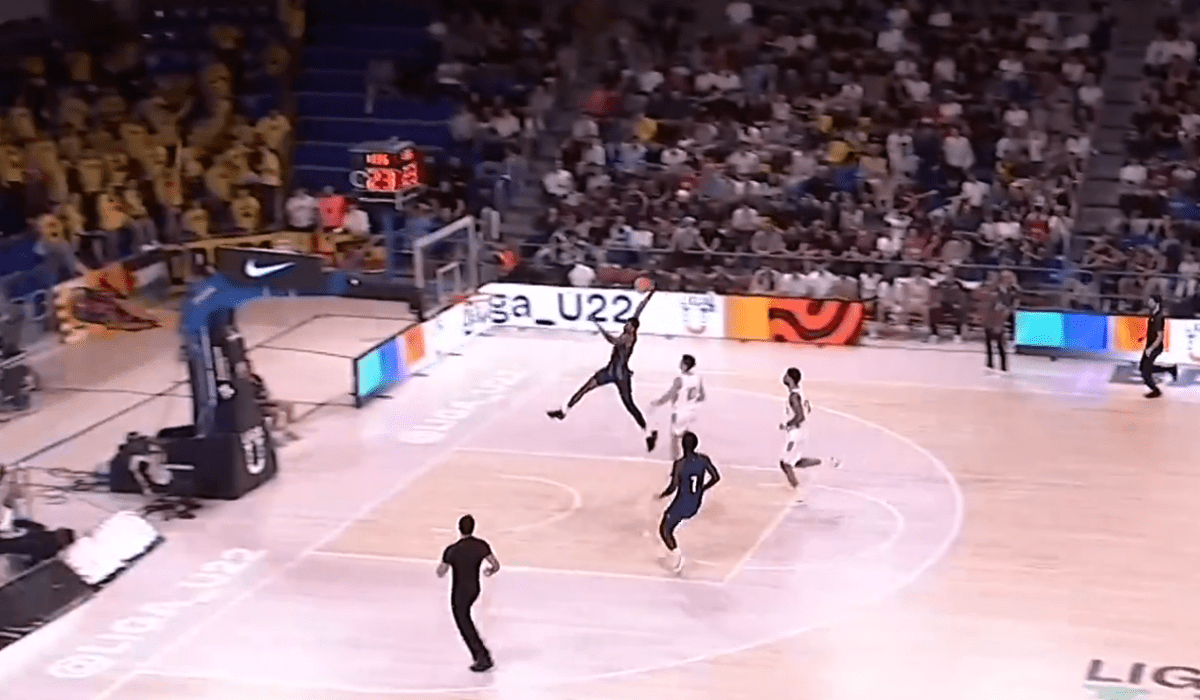 Ο 14χρονος Νταμπόνε της Μπαρτσελόνα θυμίζει… Αντετοκούνμπο – Το απίθανο κάρφωμα κόντρα στη Ρεάλ (vids)