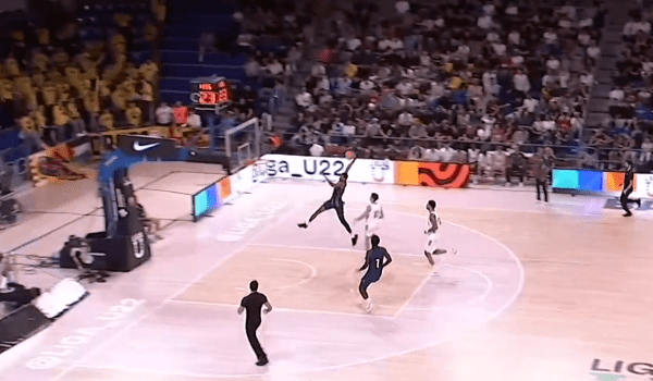 Ο 14χρονος Νταμπόνε της Μπαρτσελόνα θυμίζει… Αντετοκούνμπο – Το απίθανο κάρφωμα κόντρα στη Ρεάλ (vids)