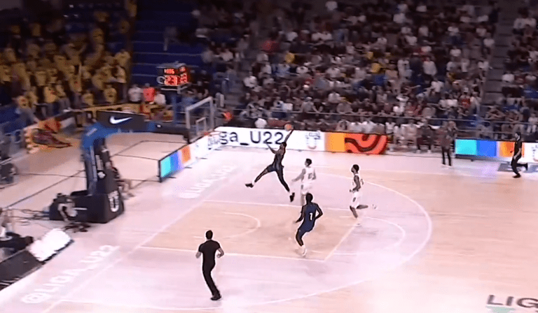 Ο 14χρονος Νταμπόνε της Μπαρτσελόνα θυμίζει… Αντετοκούνμπο – Το απίθανο κάρφωμα κόντρα στη Ρεάλ (vids)