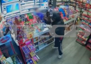 Καρέ καρέ ληστεία σε μίνι μάρκετ στο Ίλιον – Απείλησε την υπάλληλο με όπλο και άρπαξε χρήματα
