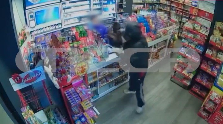 Καρέ καρέ ληστεία σε μίνι μάρκετ στο Ίλιον – Απείλησε την υπάλληλο με όπλο και άρπαξε χρήματα