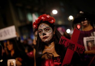 «Λείπουν οι δολοφονημένες»: Πώς η Ημέρα των Νεκρών έγινε διαμαρτυρία για τη βία κατά των γυναικών στο Μεξικό