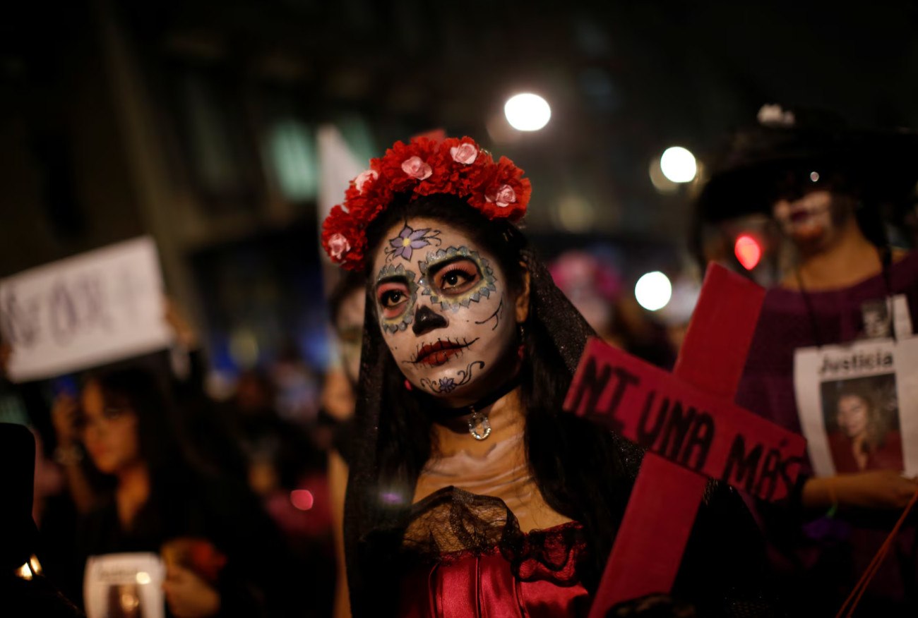 «Λείπουν οι δολοφονημένες»: Πώς η Ημέρα των Νεκρών έγινε διαμαρτυρία για τη βία κατά των γυναικών στο Μεξικό