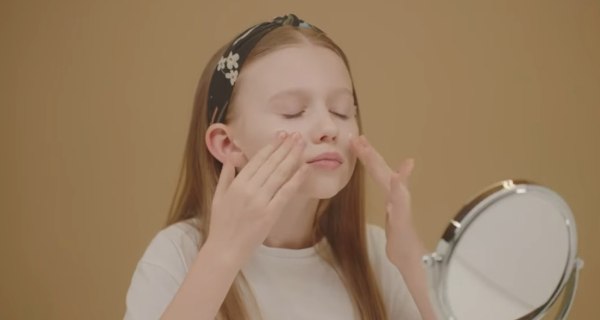 Skincare για 4χρονα – Το πρόβλημα με τα «δυστοπικά» προϊόντα περιποίησης που απευθύνονται σε παιδιά