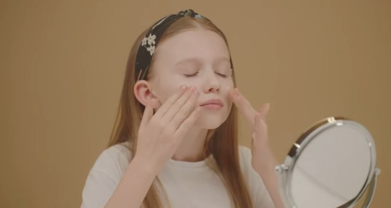 Skincare για 4χρονα – Το πρόβλημα με τα «δυστοπικά» προϊόντα περιποίησης που απευθύνονται σε παιδιά