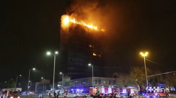 Πυρκαγιά στο Ζάγκρεμπ καταστρέφει ιστορικό 16όροφο ουρανοξύστη – Συγκλονιστικά βίντεο