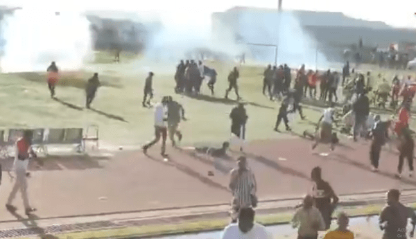 Πέτρες, δακρυγόνα και… πυροβολισμοί: Απίστευτα επεισόδια σε ποδοσφαιρικό ντέρμπι στο Κονγκό (vids)