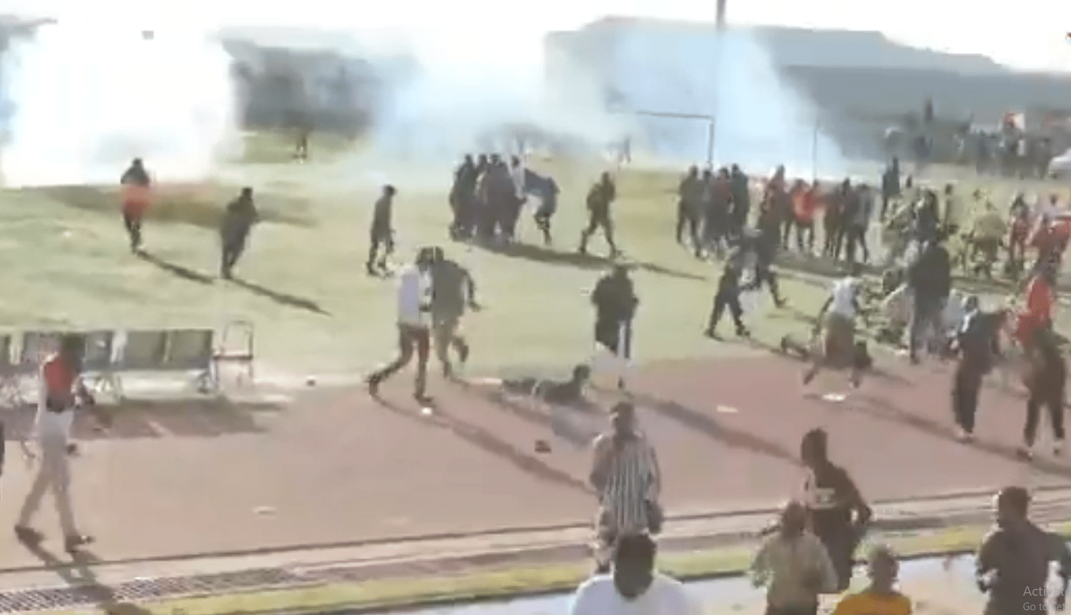 Πέτρες, δακρυγόνα και… πυροβολισμοί: Απίστευτα επεισόδια σε ποδοσφαιρικό ντέρμπι στο Κονγκό (vids)
