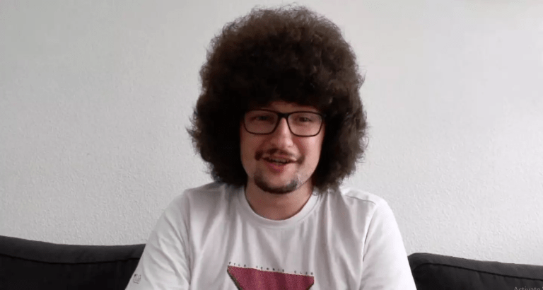 Το βατό πρόγραμμα της Μάντσεστερ Γιουνάιτεντ η ευκαιρία για… κούρεμα για τον viral οπαδό της (pic)