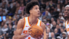 ΝΒΑ: Οι Σανς «διέλυσαν» τους Πέισερς (133-98) – Ιστορική βραδιά για τον Τζόνσον στη νίκη των Χοκς (122-132)