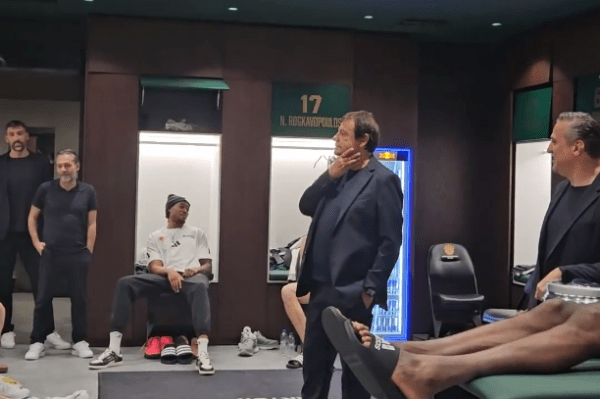 Ο Σλούκας που «διαπραγματεύτηκε» με τον Αταμάν για το… ρεπό και οι πανηγυρισμοί στα αποδυτήρια (vid)