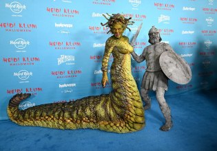 Halloween – Η Χάιντι Κλουμ μεταμφιέστηκε σε Μέδουσα και ο σύζυγός της σε Έλληνα πολεμιστή
