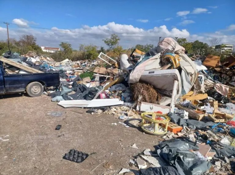 Θεσσαλονίκη: Πρώτη σύλληψη για απόρριψη μπάζων και ογκωδών αντικειμένων σε πεζοδρόμιο