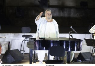 Σταμάτης Κραουνάκης: Πέθανε η μητέρα του, το συγκινητικό μήνυμα του