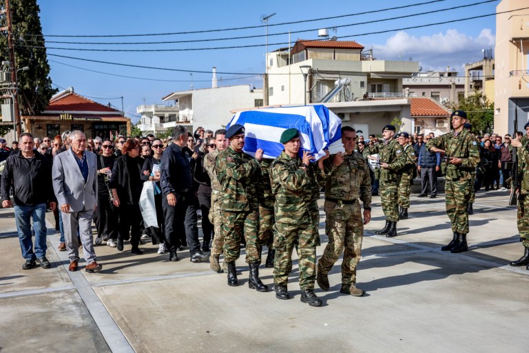 Βουβός πόνος για τον 19χρονο που έχασε τη ζωή του στη Ρόδο – Συντετριμμένοι οι γονείς στην κηδεία