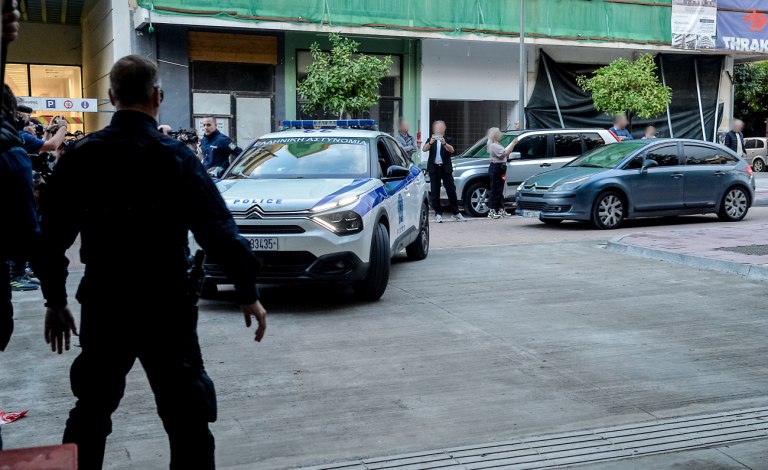 Καλάσνικοφ και μισό εκατ. ευρώ βρέθηκαν σε σπίτι συγγενούς κατηγορουμένου για το διπλό φονικό στη Φοινικούντα